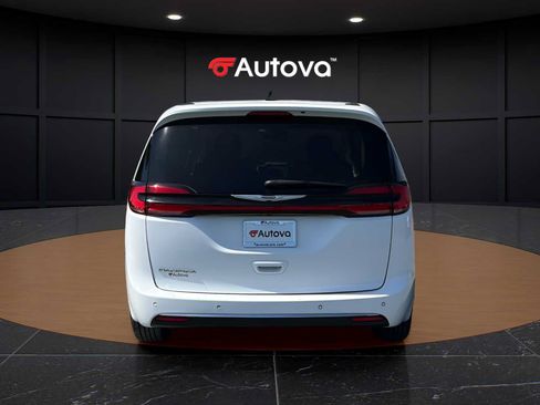 Used 2023 Chrysler Pacifica Touring-L FWD image 4