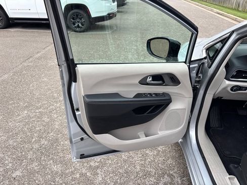 Used 2024 Chrysler Pacifica Touring-L FWD image 24