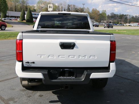 Used 2024 Toyota Tacoma TRD Off-Road AWD/4WD image 4