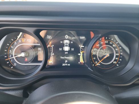 Used 2025 Jeep Gladiator Rubicon w/ Convenience Group image 9