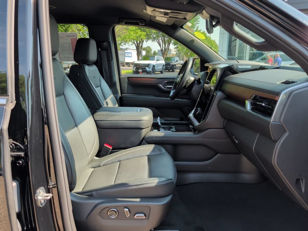 Used 2025 GMC Yukon XL Denali AWD/4WD image 37