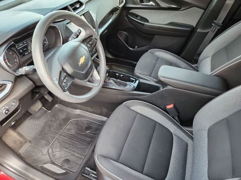 Used 2023 Chevrolet TrailBlazer LT FWD image 2