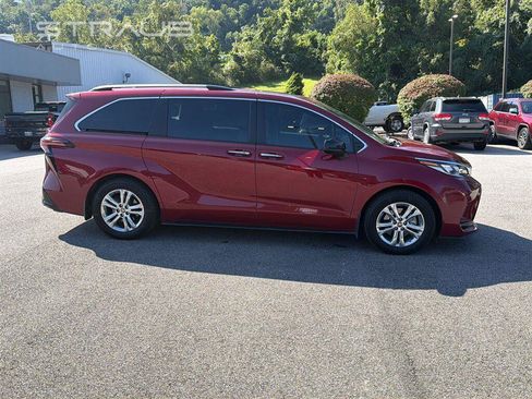 Used 2022 Toyota Sienna XSE w/ XSE Plus Package AWD/4WD image 4
