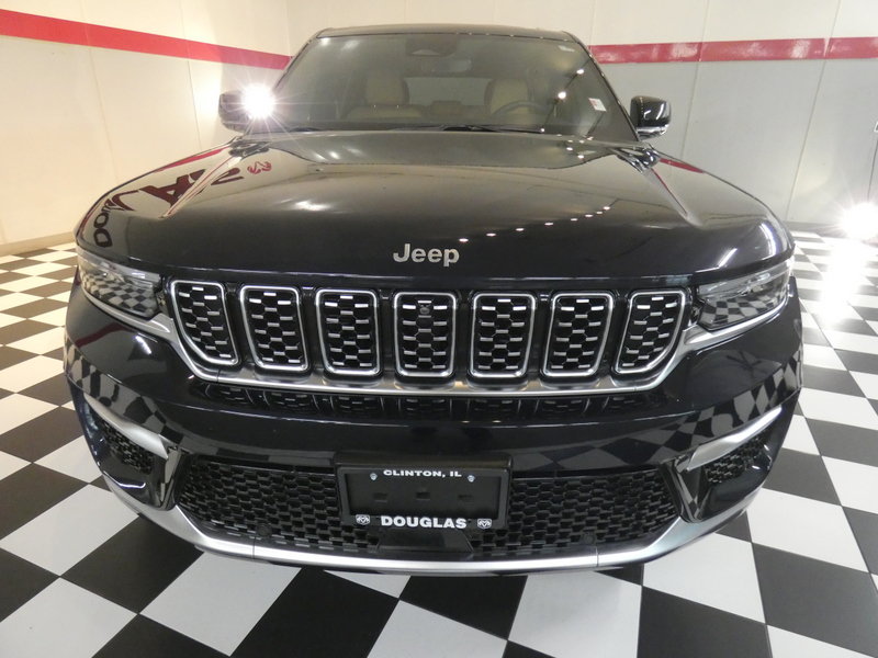 Used 2024 Jeep Grand Cherokee Summit w/ Luxury Tech Group V AWD/4WD image 3