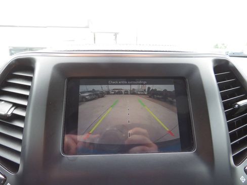 Used 2020 Jeep Cherokee Latitude Plus FWD image 16