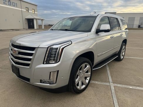 Used 2018 Cadillac Escalade Luxury image 1