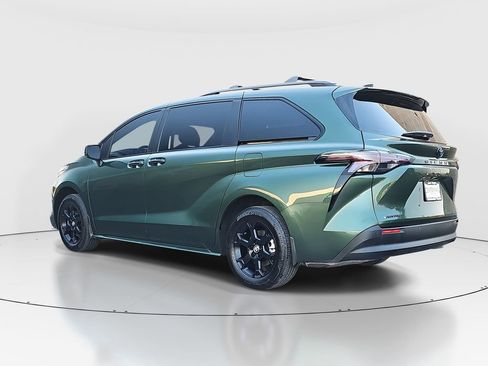 Used 2025 Toyota Sienna XLE Woodland Edition image 7