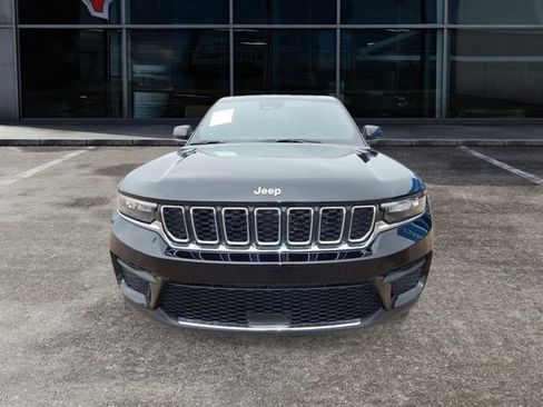 Used 2025 Jeep Grand Cherokee Laredo AWD/4WD image 9