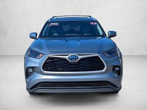 Used 2023 Toyota Highlander XLE image 2