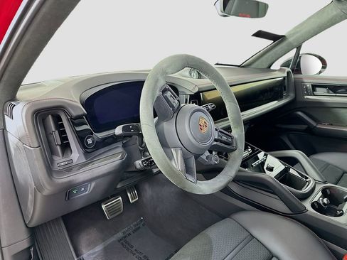 Certified 2025 Porsche Cayenne GTS AWD/4WD image 4