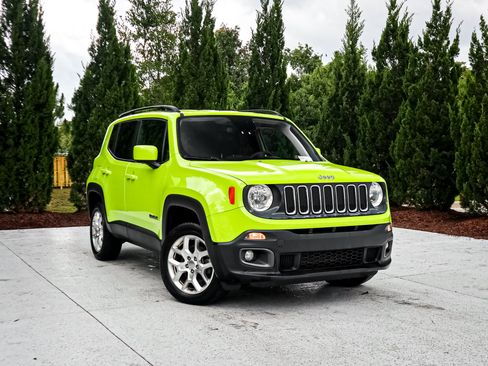 Used 2018 Jeep Renegade Latitude AWD/4WD image 2