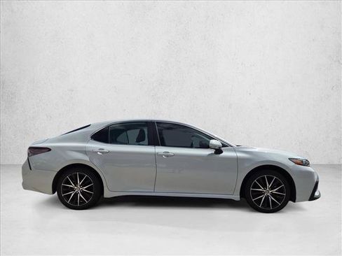 Used 2022 Toyota Camry SE FWD image 4