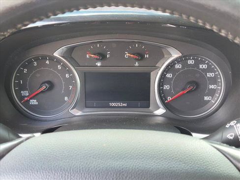 Used 2021 Chevrolet Traverse LT FWD image 3