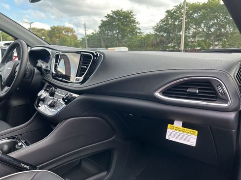 New 2026 Chrysler Pacifica Limited w/ S Appearance Package image 24