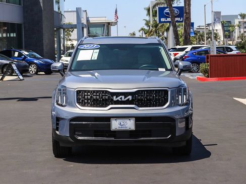 Used 2023 Kia Telluride EX w/ EX Captain's Chair Package FWD image 2