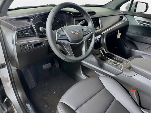 New 2025 Cadillac XT5 Luxury image 5