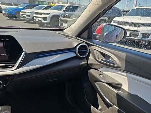 Used 2025 Chevrolet Trax LT w/ LT Convenience Package FWD image 16