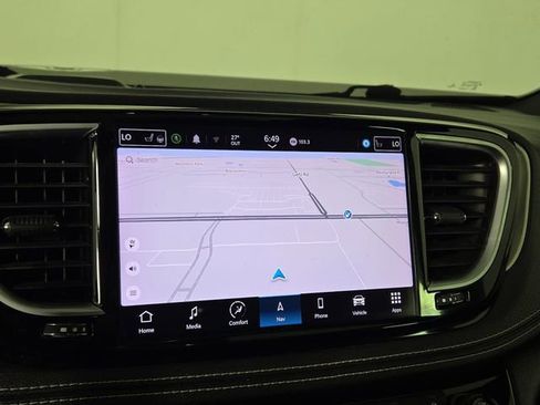 Used 2022 Chrysler Pacifica Limited w/ Uconnect Theater Family Group image 18