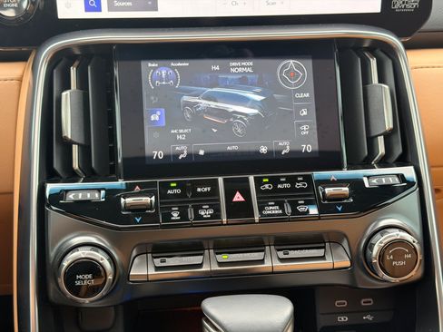 Used 2026 Lexus LX 600 4WD w/ Luxury Package image 32