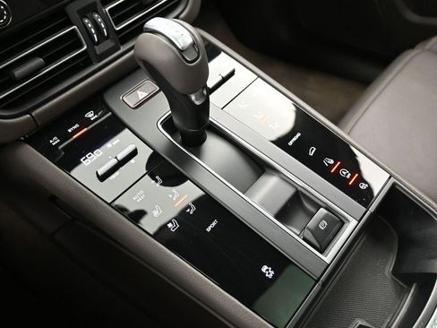 Certified 2022 Porsche Macan image 22