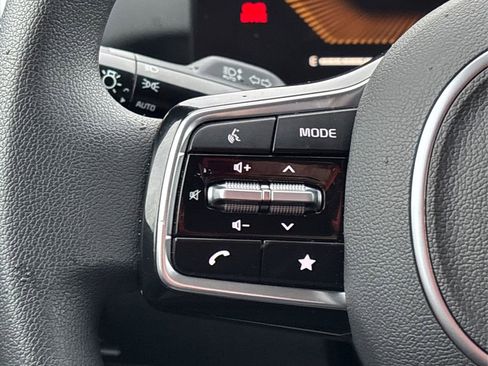 Certified 2025 Kia Sorento LX image 30