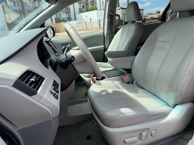 Used 2014 Toyota Sienna XLE w/ XLE Premium Package FWD image 19