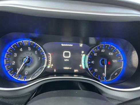Used 2022 Chrysler Pacifica Touring FWD image 38