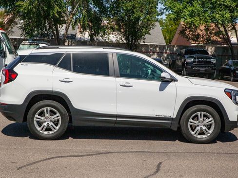 Used 2023 GMC Terrain SLE w/ Driver Convenience Package image 4