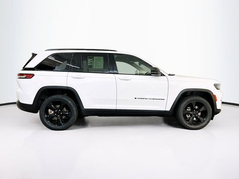 Used 2023 Jeep Grand Cherokee Altitude image 10
