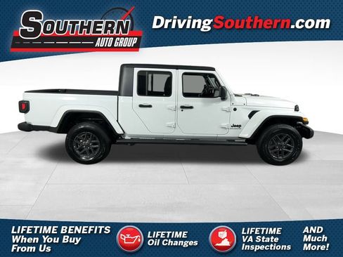 Used 2024 Jeep Gladiator Sport image 1
