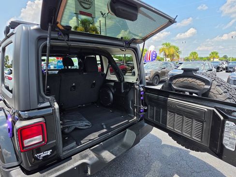 Used 2021 Jeep Wrangler Unlimited Sahara w/ Uconnect 4C Nav & Sound Group AWD/4WD image 9