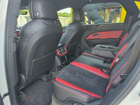 Used 2022 Bentley Bentayga AWD/4WD image 27