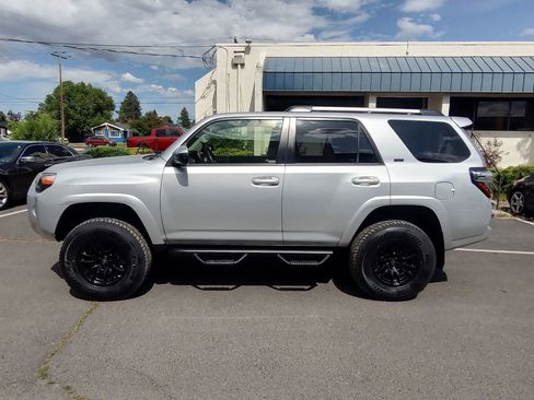 Used 2020 Toyota 4Runner SR5 image 2