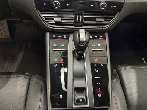 Certified 2023 Porsche Macan Turbo image 17