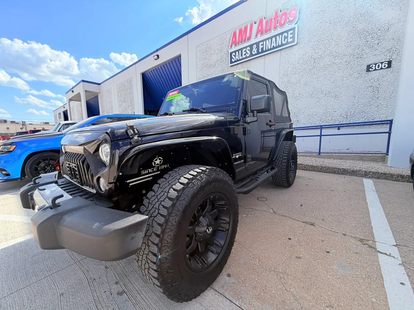 Used 2017 Jeep Wrangler Sahara w/ Connectivity Group AWD/4WD image 1
