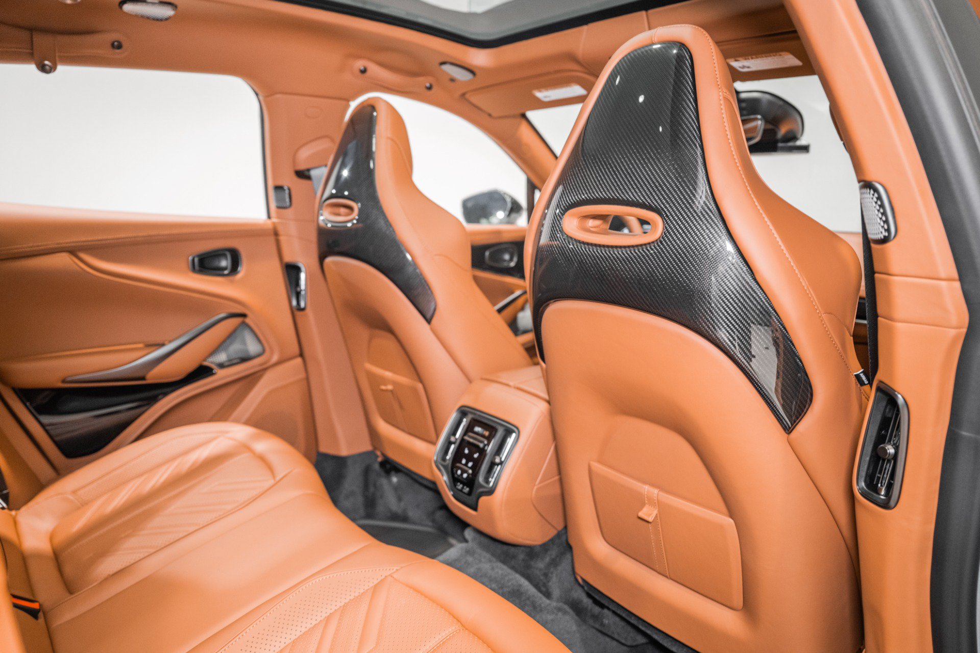 Used 2026 Aston Martin DBX S AWD/4WD image 18