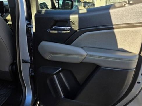 Used 2024 Chevrolet Colorado ZR2 w/ Technology Package image 11