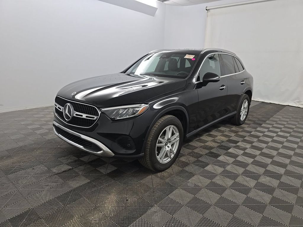 Used 2025 Mercedes-Benz GLC 300 4MATIC image 1
