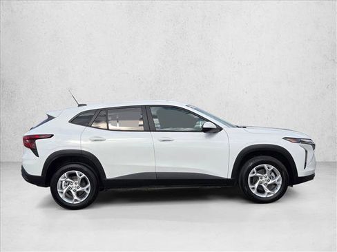 Used 2025 Chevrolet Trax LS w/ LS Convenience Package image 4