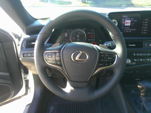 Used 2022 Lexus ES 300h w/ Premium Package image 19