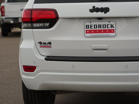 Used 2018 Jeep Grand Cherokee Altitude AWD/4WD image 11