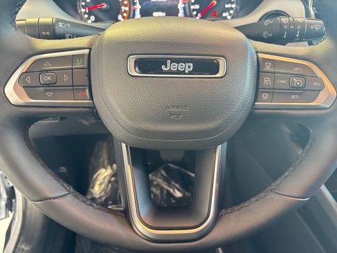 Used 2025 Jeep Compass Limited image 29