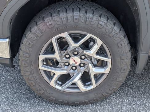 Used 2023 GMC Sierra 1500 SLT w/ SLT Premium Plus Package AWD/4WD image 12