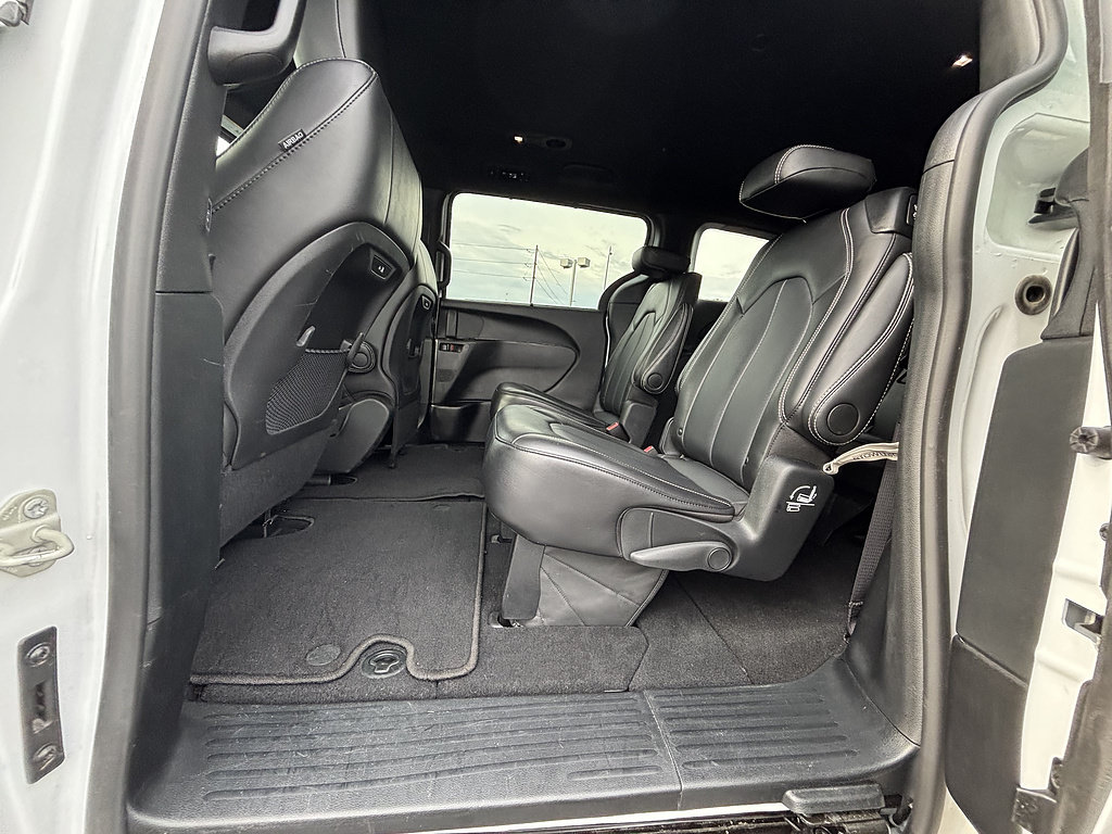 Used 2025 Chrysler Pacifica Select FWD image 30