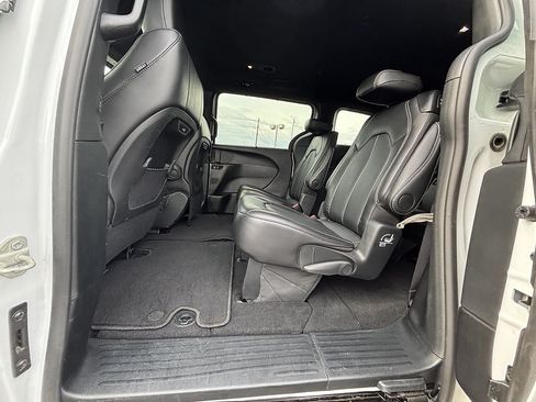 Used 2025 Chrysler Pacifica Select FWD image 30