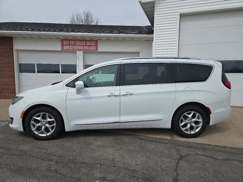 Used 2017 Chrysler Pacifica Touring-L Plus w/ Tire & Wheel Group FWD image 2
