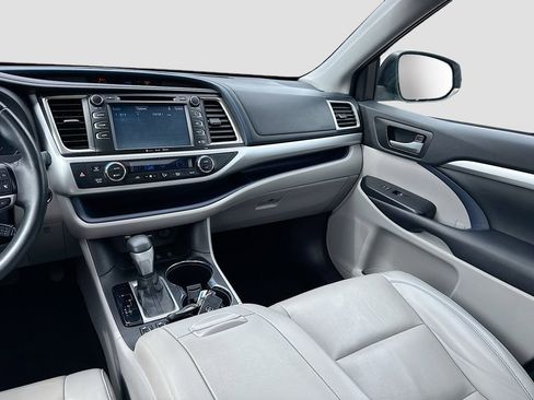 Used 2019 Toyota Highlander XLE image 21