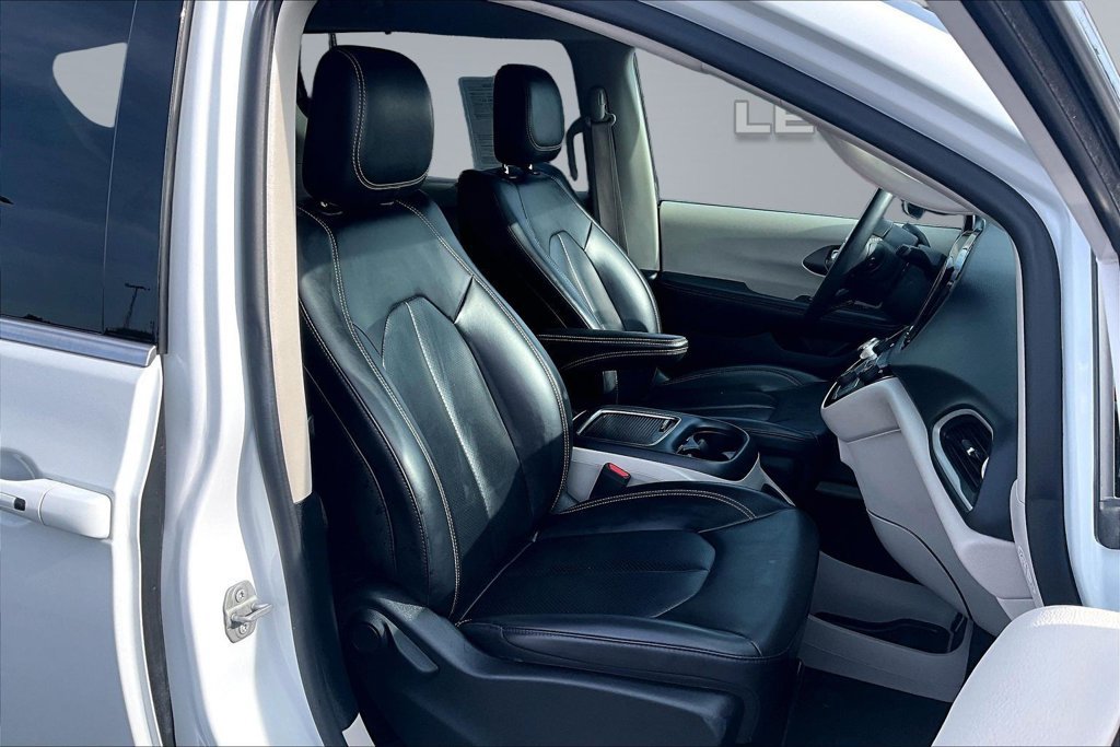 Used 2023 Chrysler Pacifica Touring-L FWD image 7