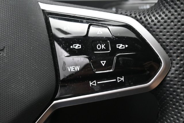 Used 2023 Volkswagen Tiguan SE R-Line FWD image 18