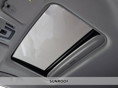 Used 2023 Toyota Sienna XLE image 3